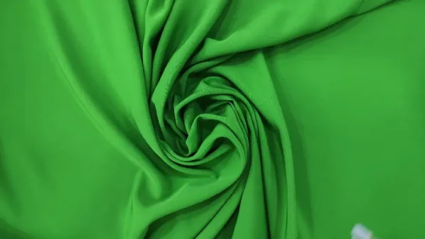 Tejido liso en crespon verde andalucia.